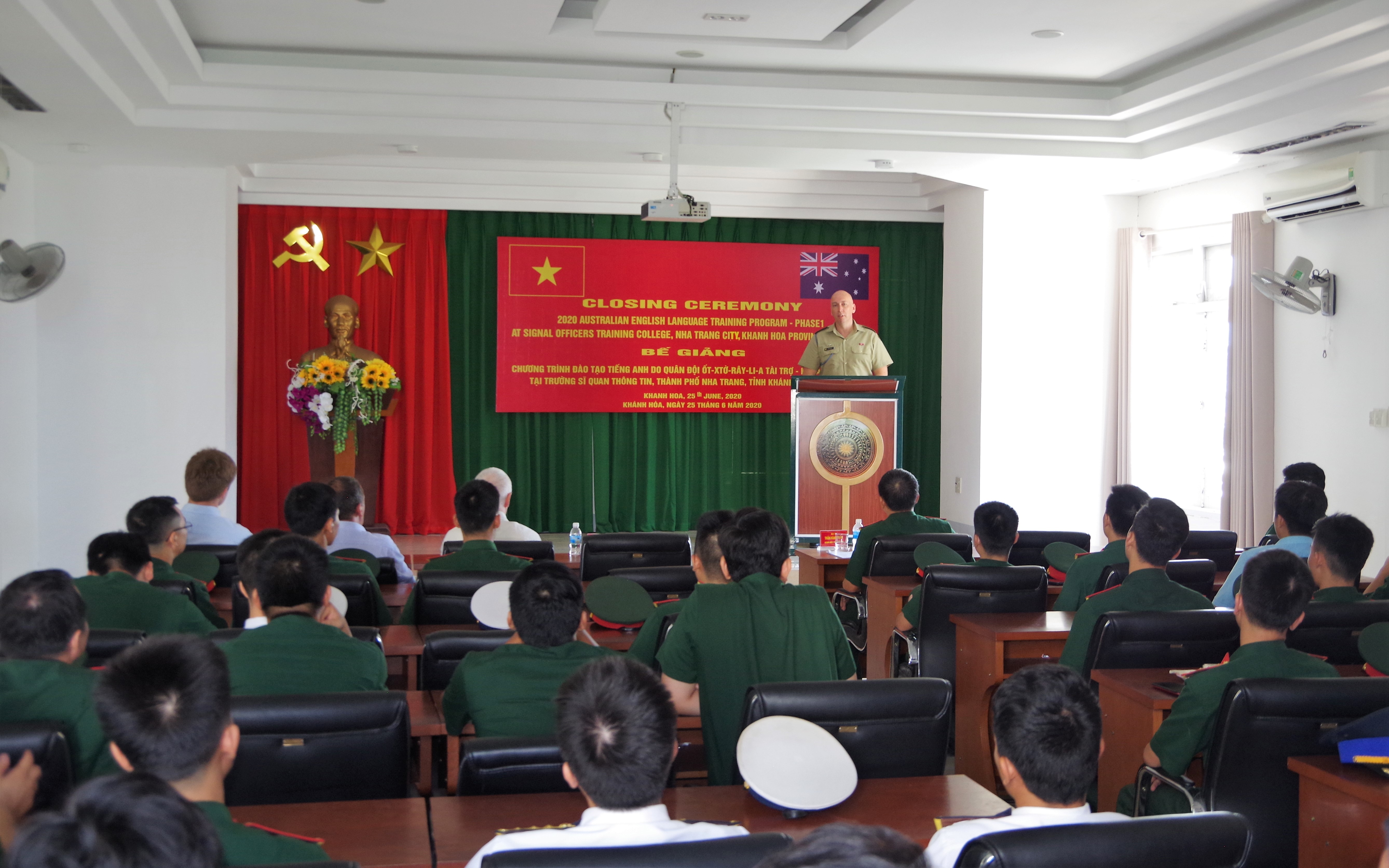 Bế giảng khóa đào tạo tiếng Anh do Australia tài trợ tại Trường Sĩ quan Thông tin